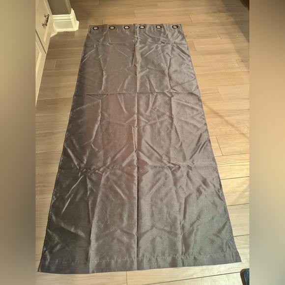 Set of 2 Gray curtains like new no callouts length 80in width 37in - Picture 3 of 6